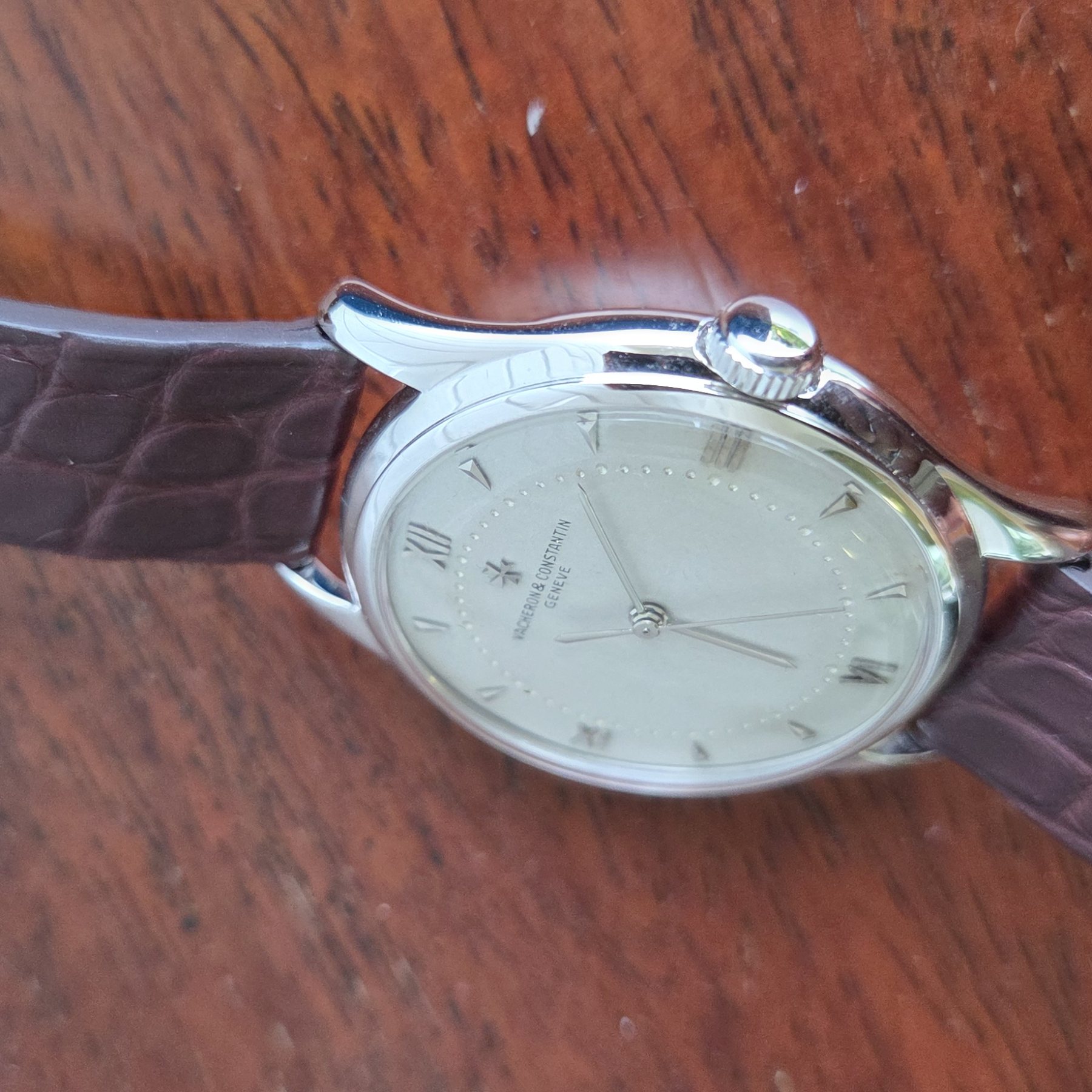 Profile view showing the polished case flank, the crown and the shaped lugs.